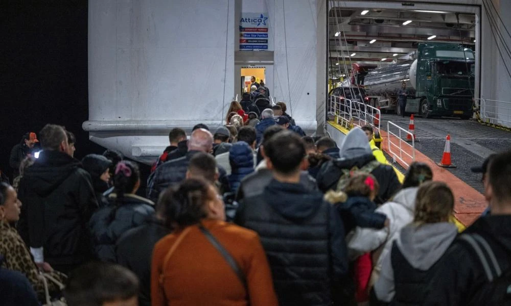 Επεισοδιακή η νύχτα στις Κυκλάδες: 15.000 άνθρωποι έφυγαν από την Σαντορίνη